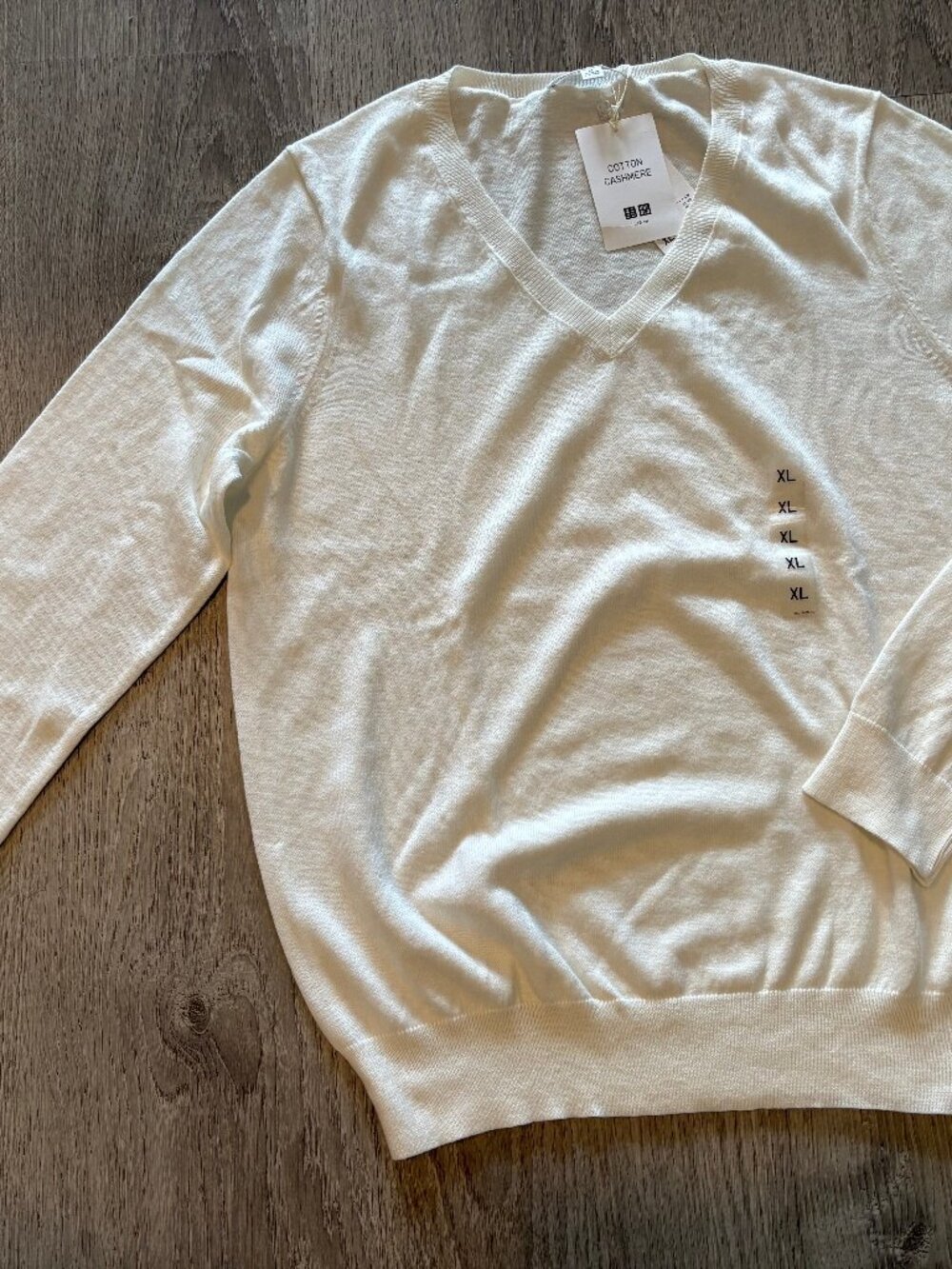 UNIQLO White V neck sweater